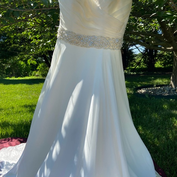 Justin Alexander Bridal Gown Ivory in color with Roche Sweetheart Neckline - Picture 3 of 4